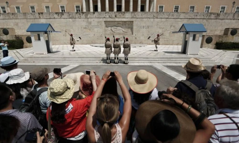 Τουρισμός: Έλληνες και ξένοι ταξιδιώτες έχουν πλημμυρίσει τα ελληνικά νησιά